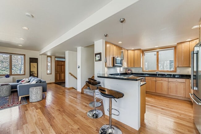 Foto del edificio - 932 Poplar Pl