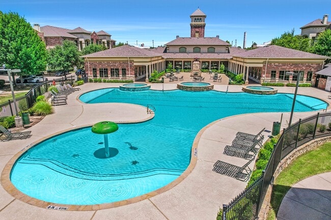 Building Photo - Crest Manor