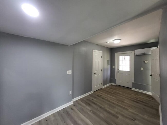 Building Photo - 2308 Lakewood Ave SW