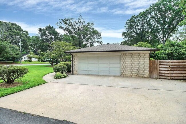 Building Photo - 3BD/2.5BA on Large Corner Lot w/ Private F...