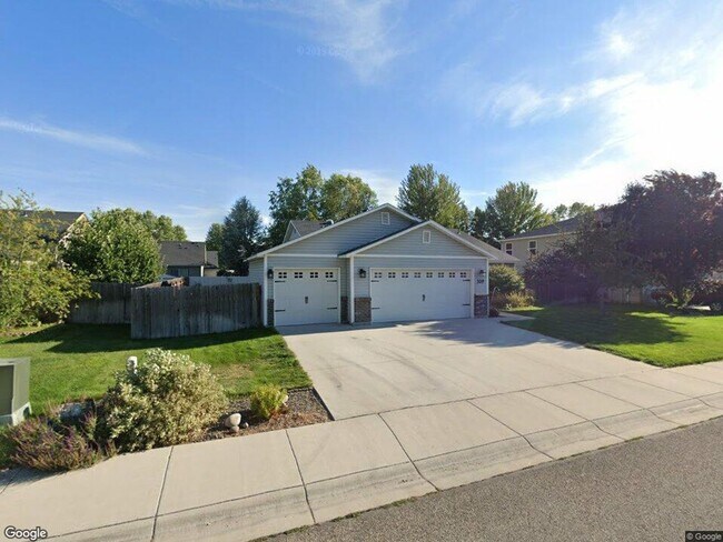 Building Photo - Beautiful, 3 Bed 2 Bath Home Featuring a 3 Car Garage with EV Charging Station!!