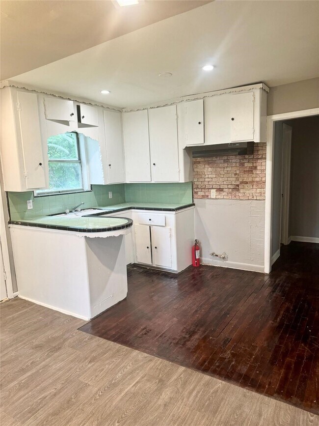Building Photo - 7915 Flintridge Dr