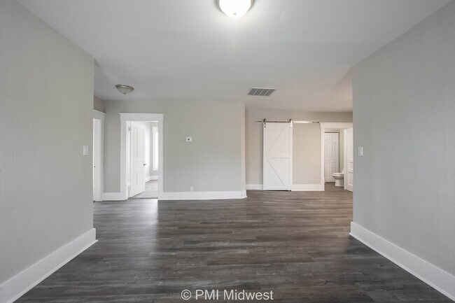 Foto del edificio - "Charming 3-Bedroom Duplex Haven on W 29th St – Spacious 1031 Sq Ft Gem in Indianapolis!"