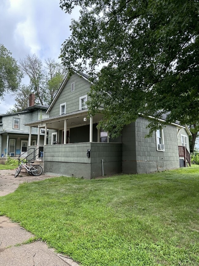 Building Photo - 904 1st Ave