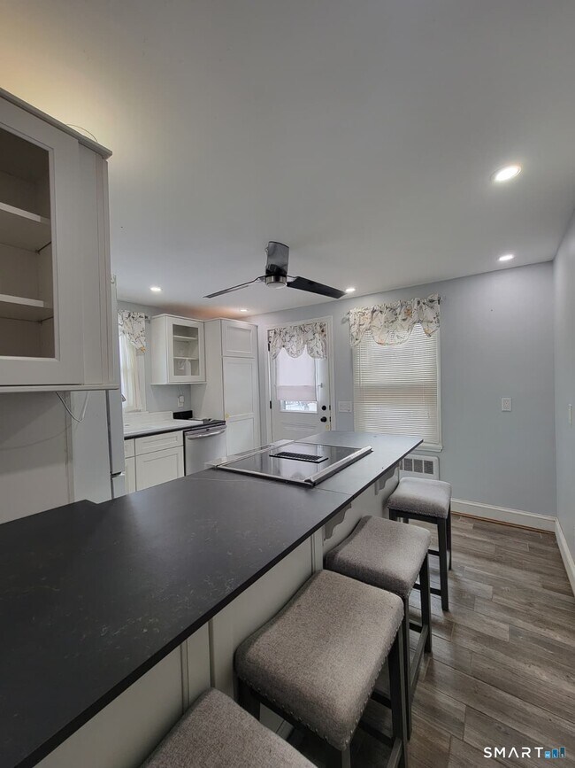 Foto del edificio - 895 Pleasant Valley Rd