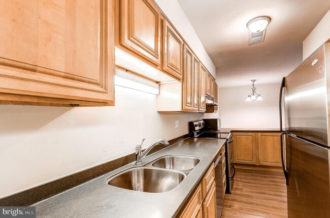 Building Photo - 5803 Rexford Dr