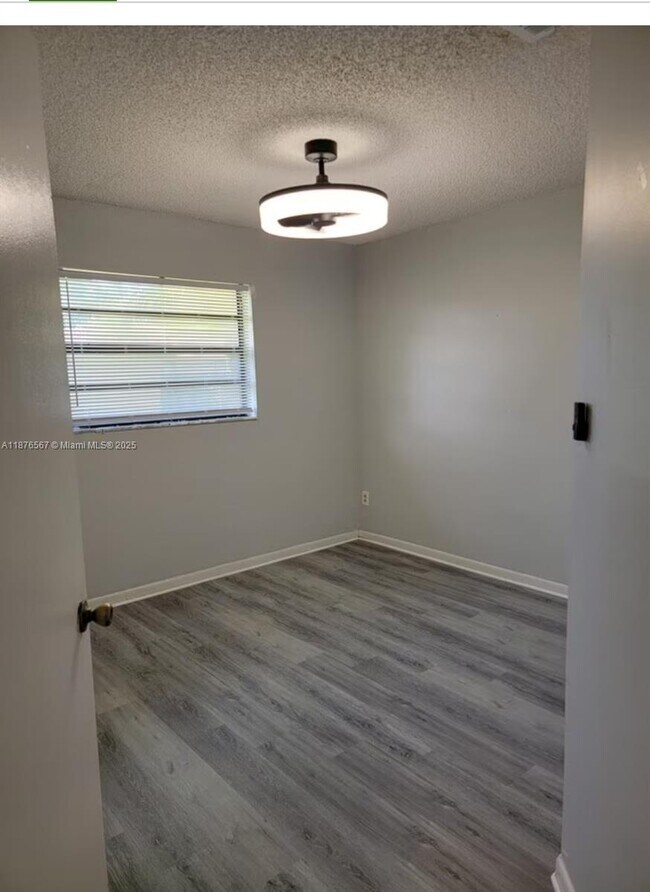 Foto del edificio - 3621 NW 193rd St