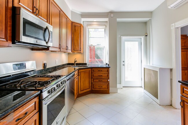Foto del edificio - Classy Columbia Heights Row Home! 1/2 Off ...
