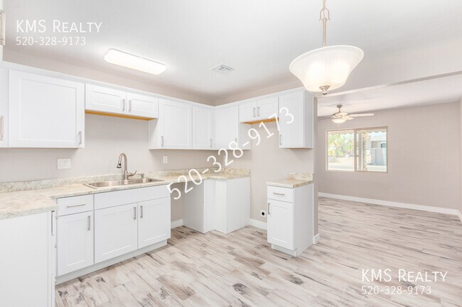 Building Photo - 3 Bedroom 2 bath- 902 W Calle Aragon- OWNE...