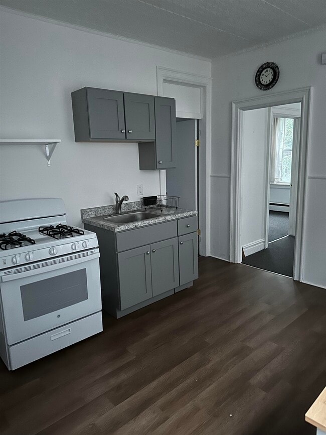 Building Photo - 240 LINDEN Ave