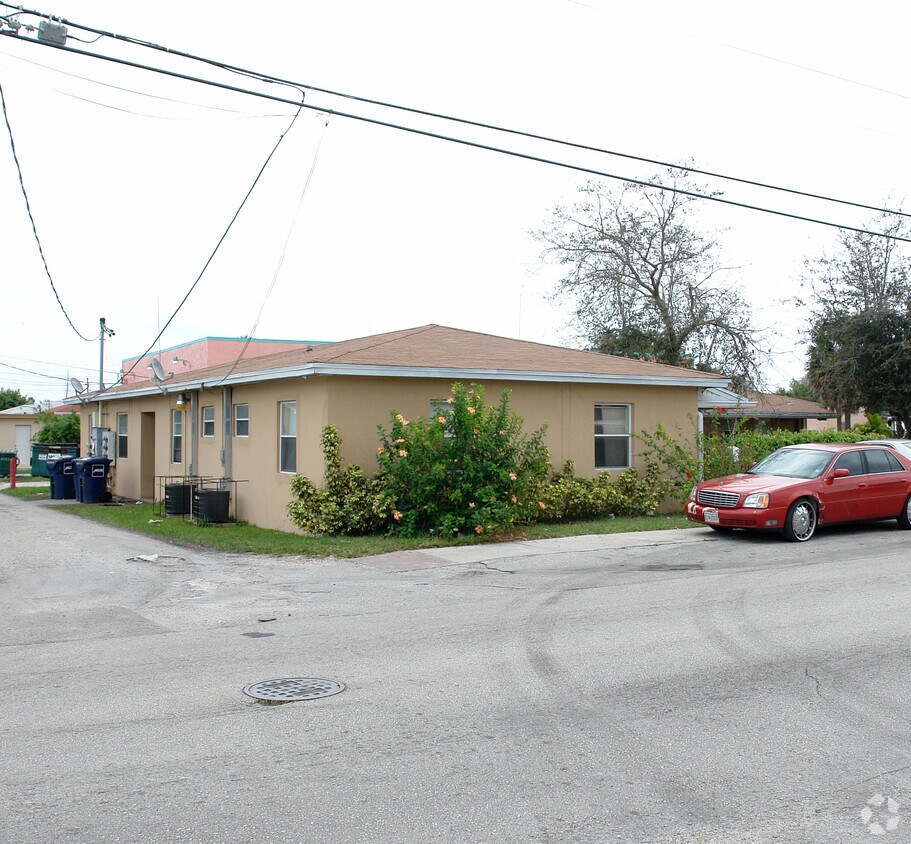 Building Photo - 2247 Simms St