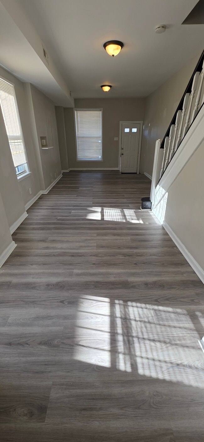 Foto del edificio - 701 N Curley St