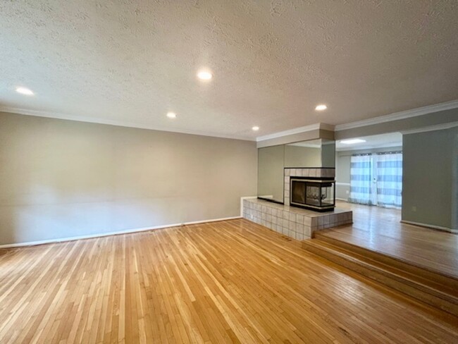 Building Photo - 7 Willwood Ct