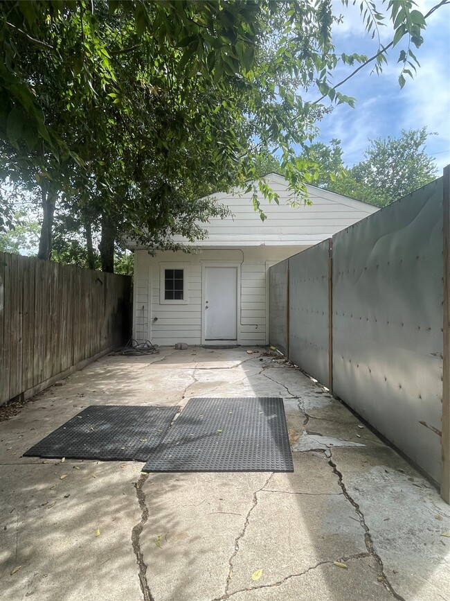 Building Photo - 13105 Chiswick Rd