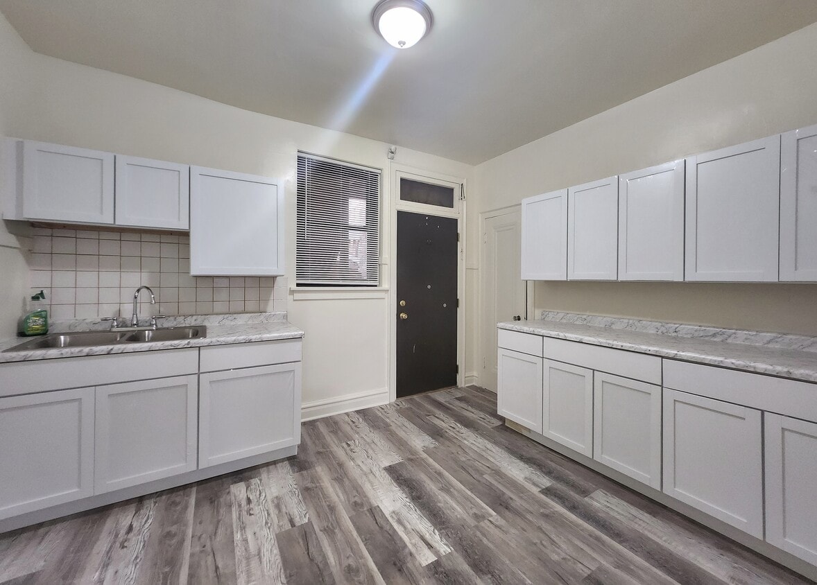 Foto principal - Newly Rehabbed Oak Park 2 bed 1 bath with ...