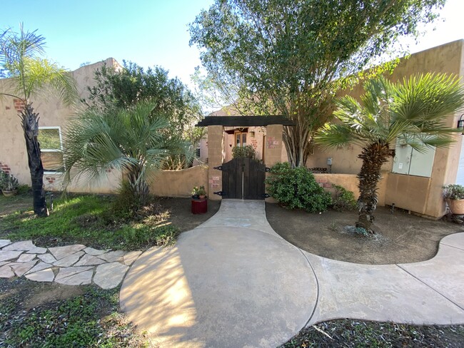 Building Photo - 1471 Rainbow Valley Blvd