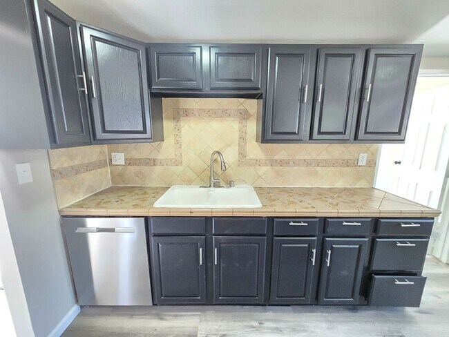 Foto del edificio - Spacious 4- Bedroom Remodeled Home in Palm...
