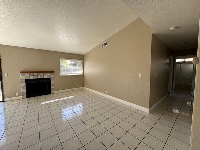 Foto del edificio - Three Bed, Two Bath Home on a Corner Lot