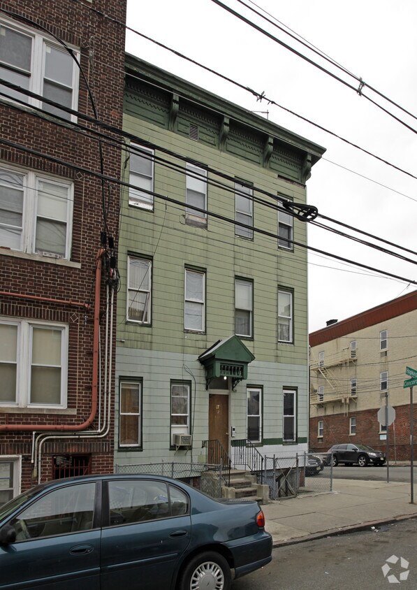 Building Photo - 17 Hopkins Ave