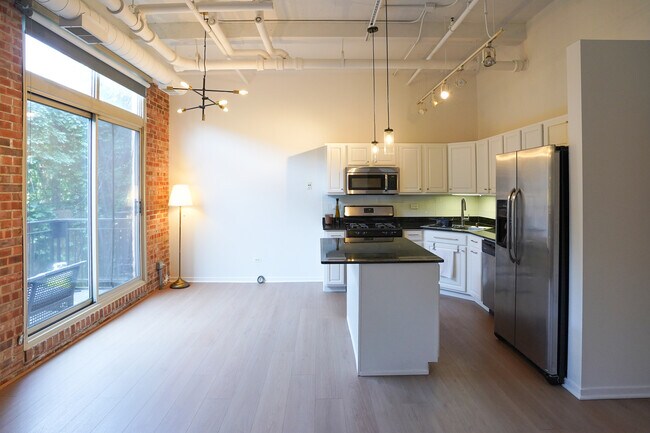 Foto del edificio - 1740 N Maplewood Ave