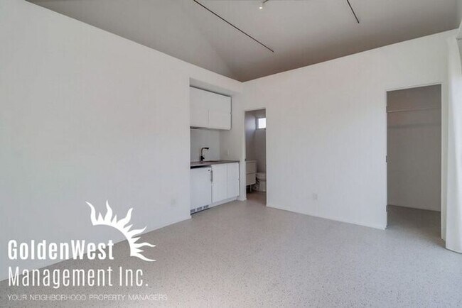 Foto del edificio - Turnkey Studio in a Prime Location Near th...