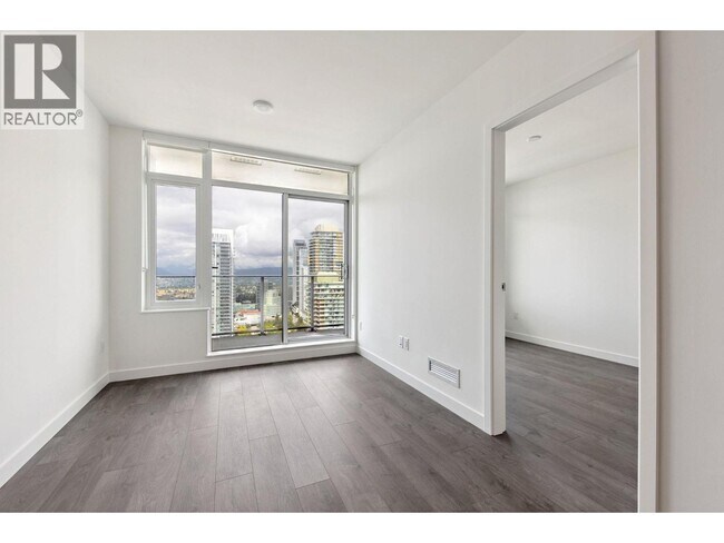 Building Photo - 6468-6468 Willingdon Ave