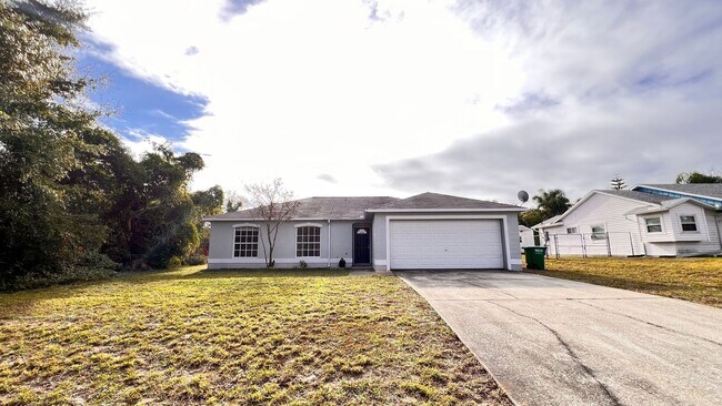 Building Photo - BEAUTIFUL 3/2 in Deltona