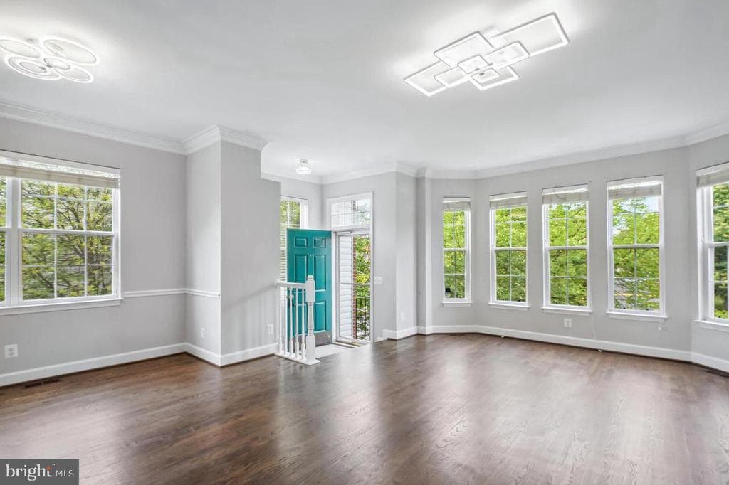 Primary Photo - 2557 James Monroe Cir