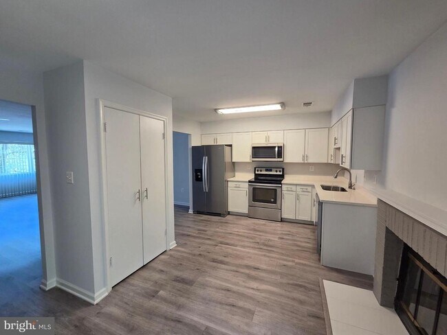 Building Photo - 15040 Cherrywood Dr