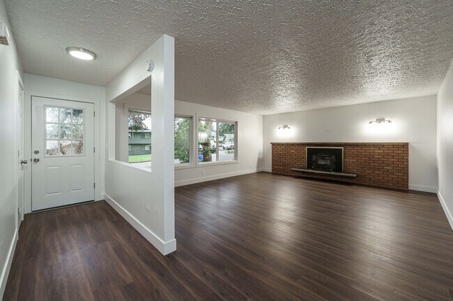 Building Photo - Recently Updated 3 Bedroom 2 Bath on Large...