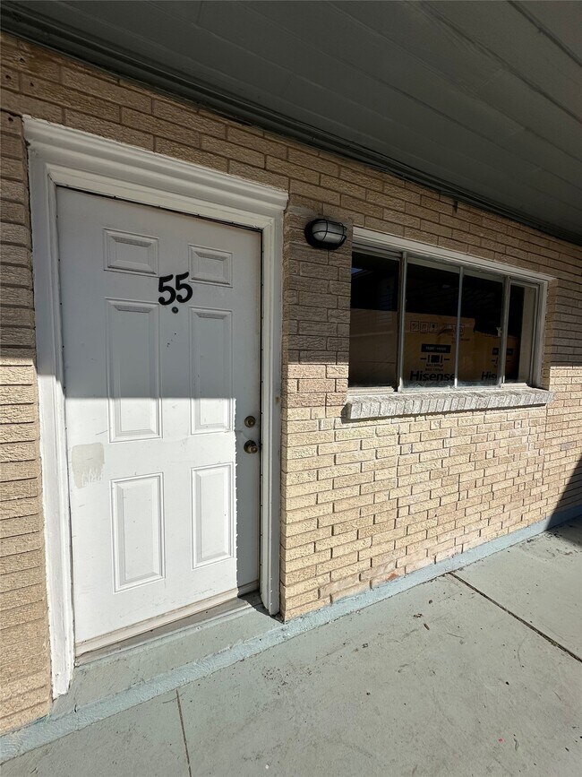 Building Photo - 516 Holiday Dr