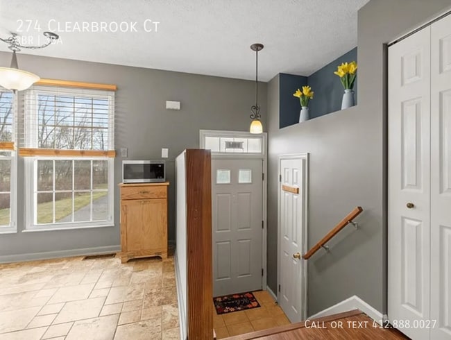 Photo - 274 Clearbrook Ct House