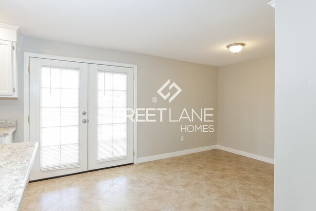 Building Photo - Lovely 3 Bedroom with Pool!