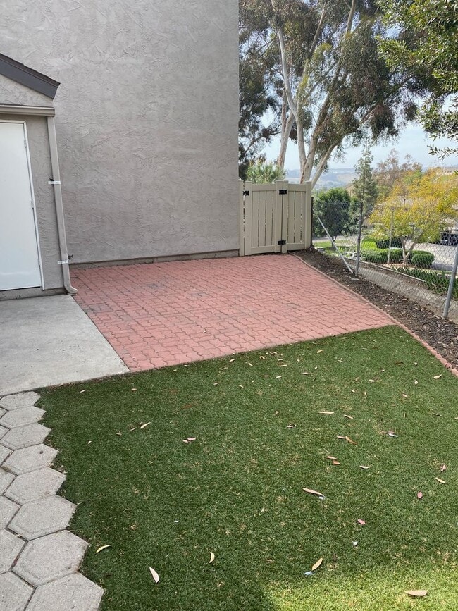 Building Photo - Poway Townhome @ Pomerado Pines!