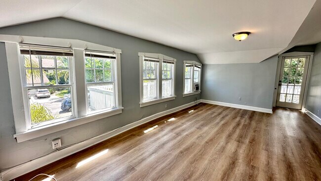Foto del edificio - 313 S Lakeside Dr