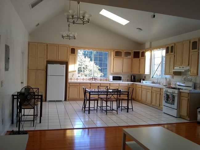 Spacious Kitchen/ eating area - 2635 Dobinson St