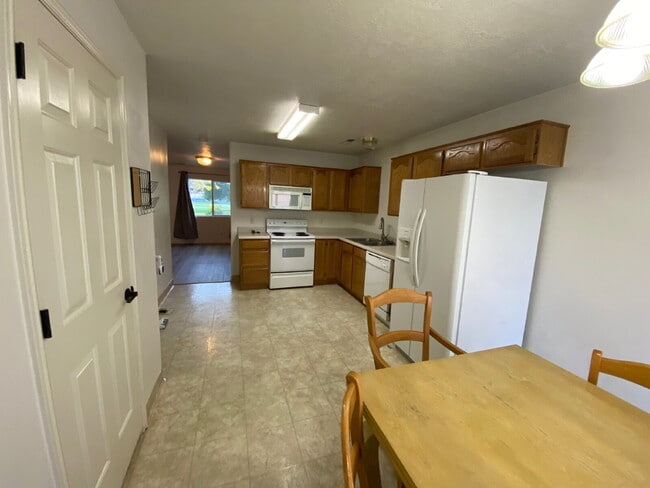 Building Photo - "2-Bedroom Townhouse with 2 Full Baths in the Heart of Saint George - Spacious 1,290 Sq. Ft. Retr...