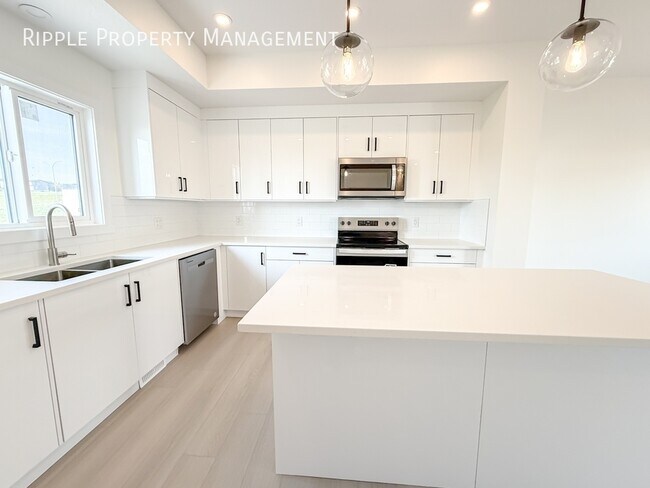 Photo du bâtiment - Modern 4 Beds, 3.5 Baths TownHouse | No Pets Allowed