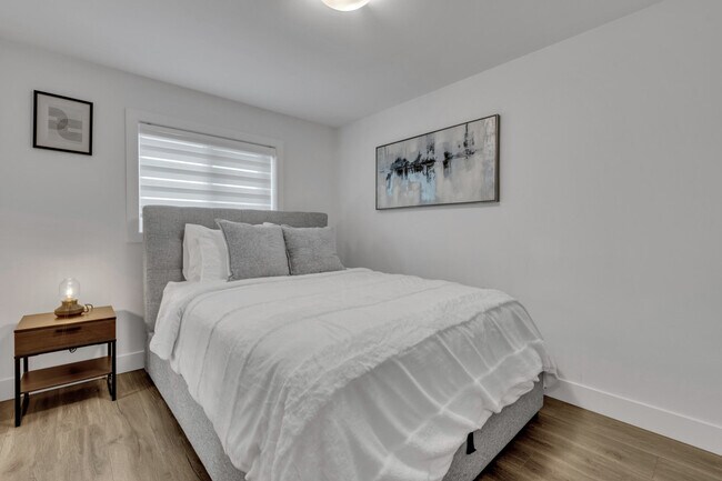 Photo du bâtiment - 445 E 55th Ave
