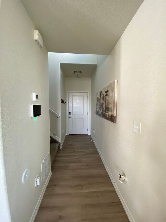 Building Photo - Stunning 3 Bedroom in NE Springs!
