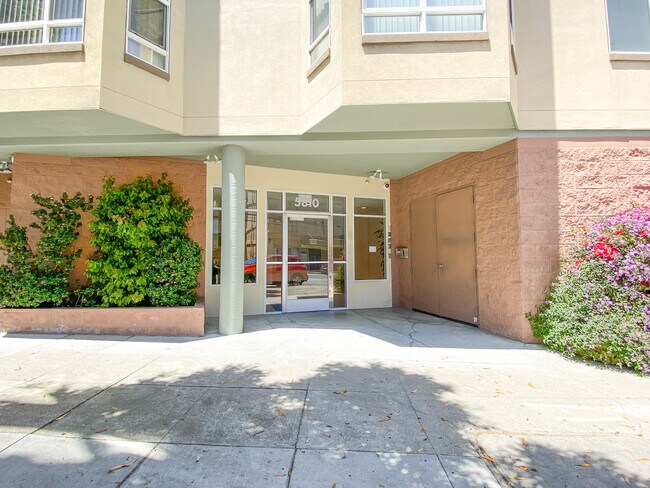 Building Photo - 5810 Mission St