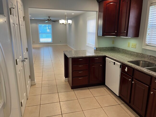 Cocina - 6803 Louisville St