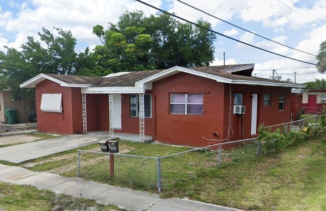 Photo - 2-1 house in Dania house