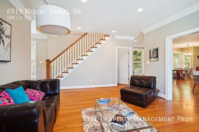 Building Photo - Bright and Beautiful Falls Church Home- Ex...