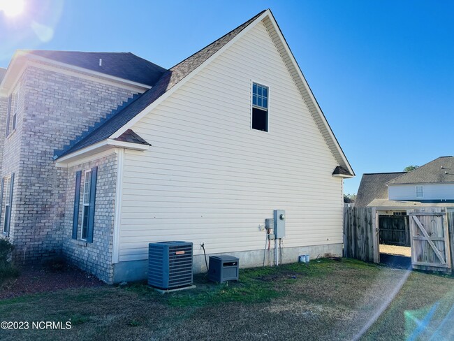 Building Photo - 313 S Square Dr