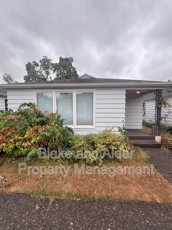 Building Photo - 650 Breys Ave NE