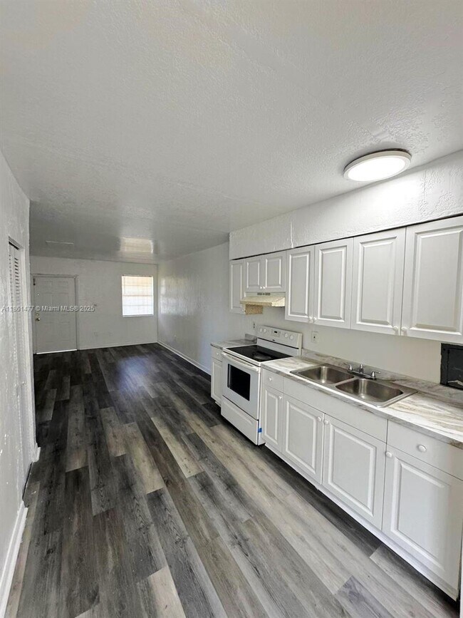 Foto del edificio - 3221 NW 48th St