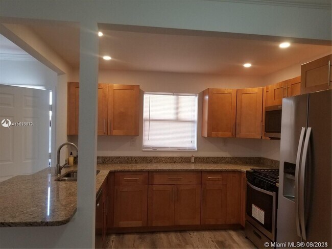 Foto del edificio - 1265 W 24th St