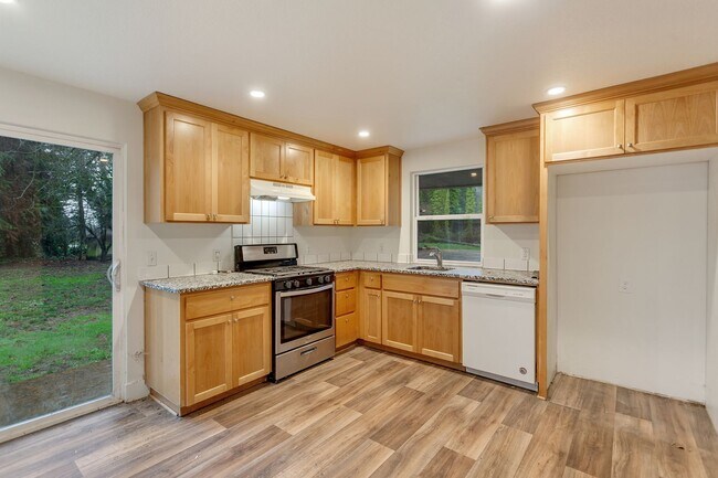 Foto del edificio - Spacious 2BR Home with Loft, Warehouse & Private River Access Mulino, OR