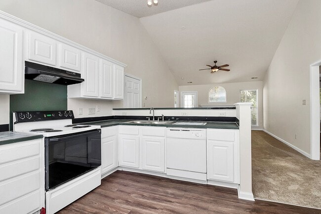 Foto del edificio - Updated Three Bedroom Home in Northwoods N...